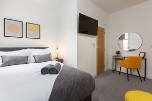 1 bedroom, desk, iron/ironing board, WiFi - Stylish One Bed Apartment, Sleeps 4, Central location (Blackpool)