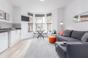 Eine moderne Wohnung mit Küche, Essbereich und Wohnzimmer.