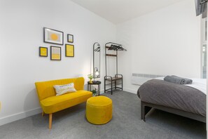 2 bedrooms, desk, iron/ironing board, WiFi - Stylish One Bed Apartment, Sleeps 4, Central location (Blackpool)
