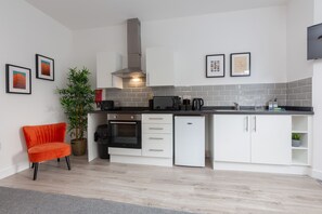 Fridge, microwave, oven, stovetop - Stylish One Bed Apartment, Sleeps 4, Central location (Blackpool)