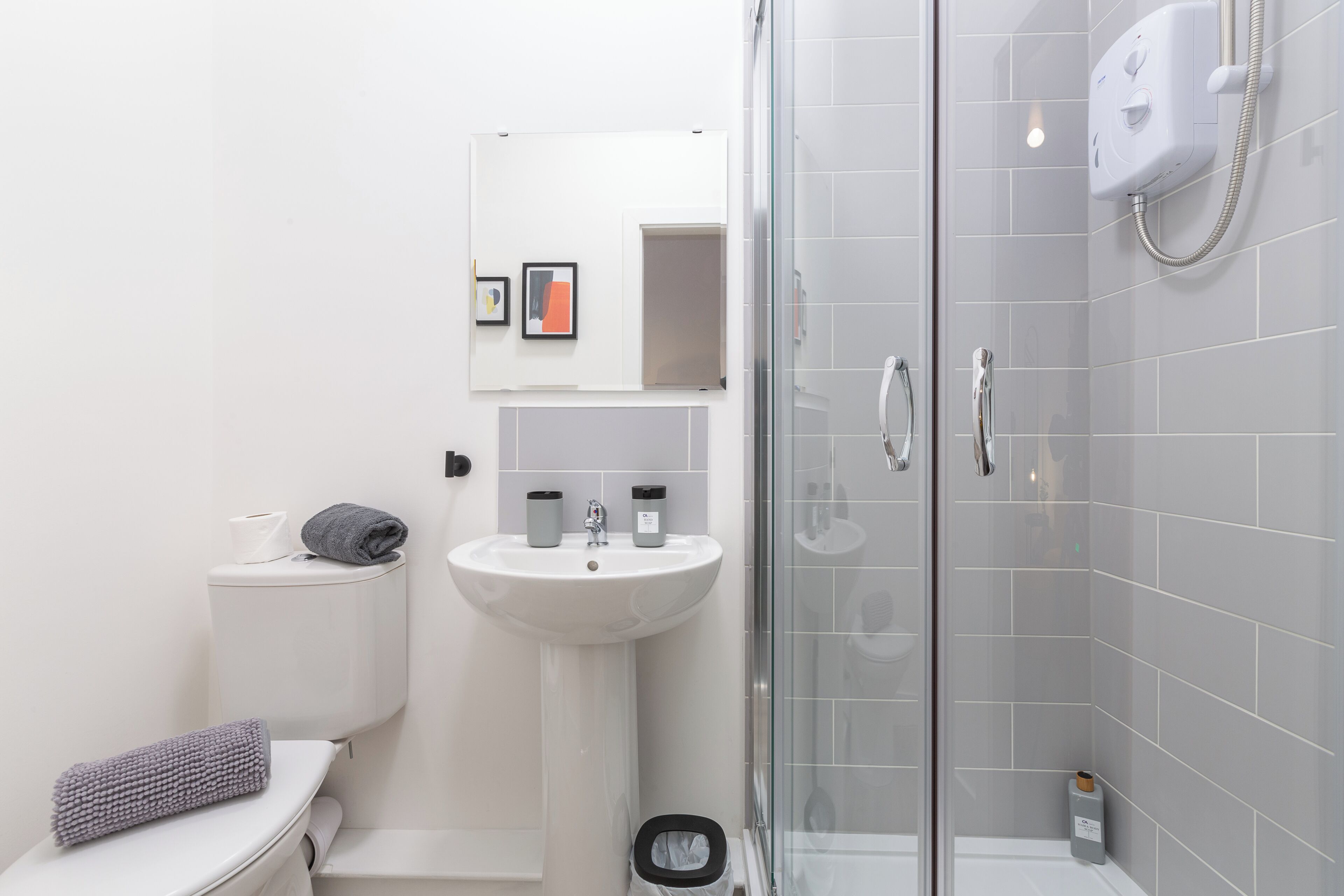 Dusche, Haartrockner, Handtücher, Seife
