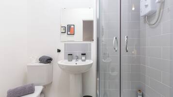 Dusche, Haartrockner, Handtücher, Seife