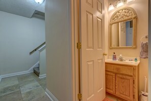 Chuveiro/banheira combinados, secador de cabelo, toalhas de banho 