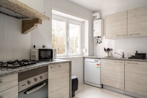 Kylskåp, mikrovågsugn, ugn och spishäll