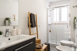 Douche, sèche-cheveux, bidet, serviettes fournies