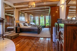 Superior Room, Jetted Tub | Minibar, iron/ironing board, free WiFi, bed sheets - B&B Singel Suites (Amsterdam)