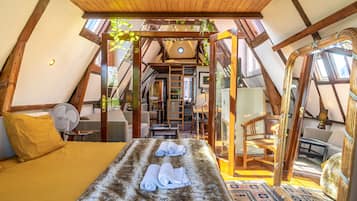 Family Room | Minibar, iron/ironing board, free WiFi, bed sheets