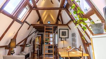 Minibar, iron/ironing board, free WiFi, bed sheets