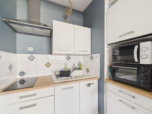 Réfrigérateur, micro-ondes, four, cafetière/bouilloire