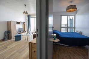 1 chambre, fer et planche à repasser