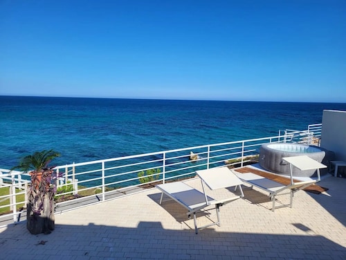 Cozy sea view rooms with private beach and jacuzzi
