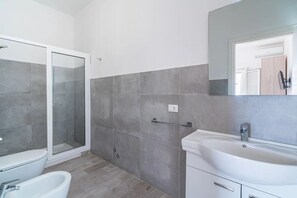 Douche, séchoir à cheveux, bidet, serviettes fournies