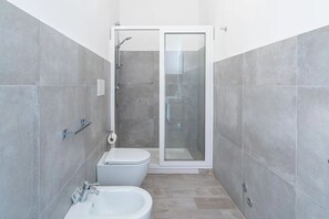Shower, hair dryer, bidet, towels - Cozy sea view rooms with private beach and jacuzzi (Lido di Noto)