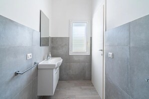 Regadera, secadora de cabello, bidet, toallas 