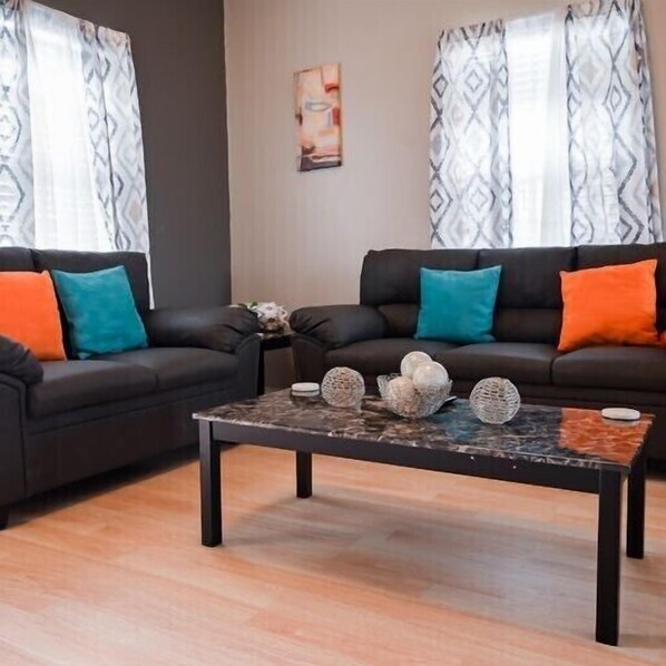 Smart TV, books - Cozy 3bd|2bh Pet Friendly Home w/patio & backyard NRG Stadium|MedCtr|Minute Maid (Houston)