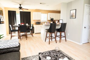 Interior - Cozy 3bd|2bh Pet Friendly Home w/patio & backyard NRG Stadium|MedCtr|Minute Maid (Houston)