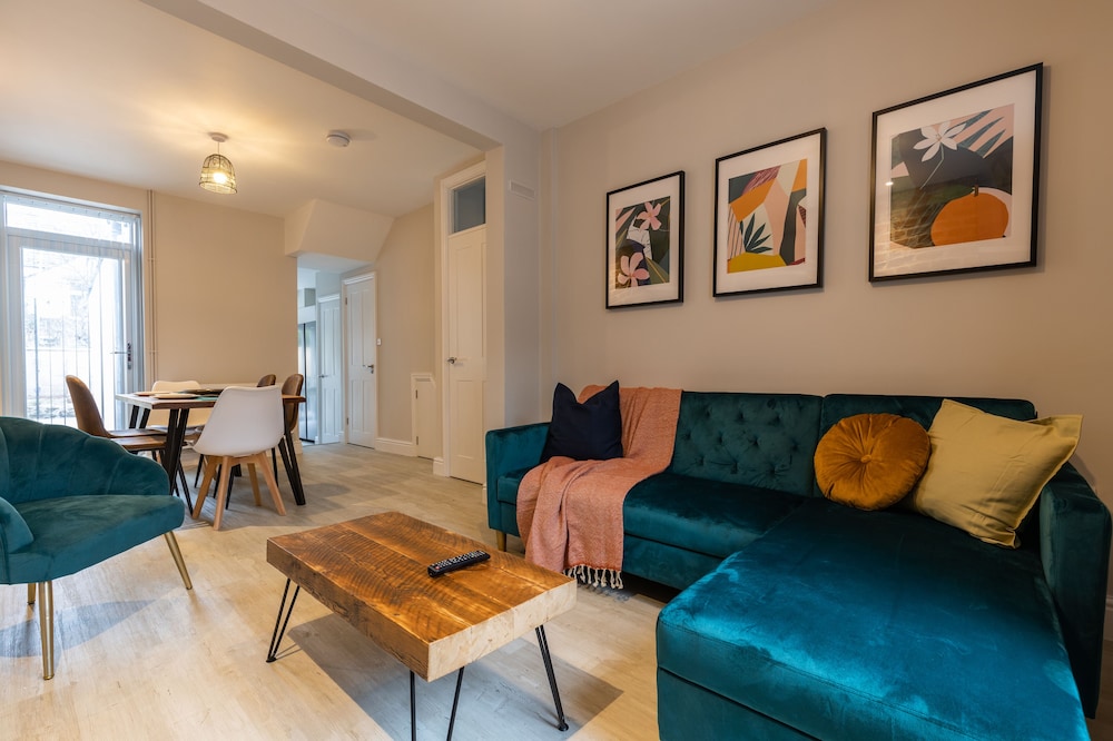 5 star rated, beautifully decorated spacious 3 bed house close to City Centre.