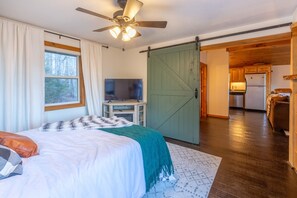 2 chambres, fer et planche à repasser, lit de bébé portatif