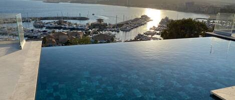 حمّام سباحة خارجي