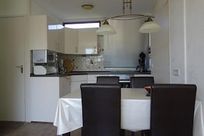 Réfrigérateur, micro-ondes, four, cafetiÚre/bouilloire