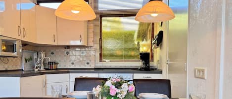 Refrigerador, microondas, horno y cafetera y tetera