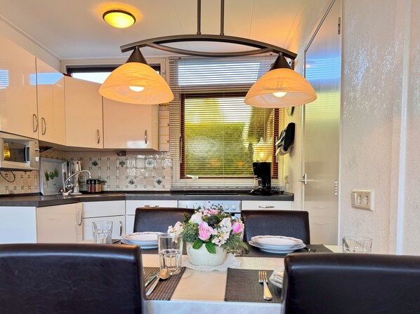 冷蔵庫、電子レンジ、オーブン、コーヒー / ティーメーカー