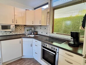 冷蔵庫、電子レンジ、オーブン、コーヒー / ティーメーカー