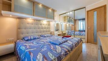 3 bedrooms, iron/ironing board, WiFi, bed sheets