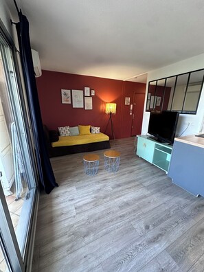TV - 2-room apartment Antibes garden level (Antibes)