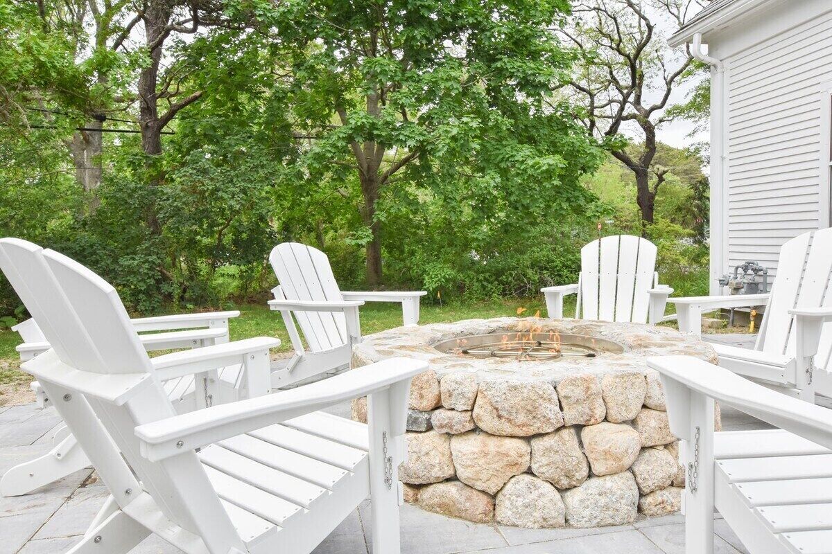 Fire Pit, Outdoor Shower, Near Jacknife Beach!