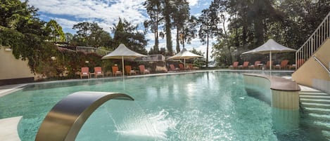 Piscina coperta, piscina stagionale all'aperto