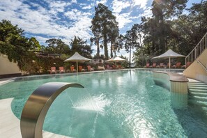 Inomhuspool och en säsongsöppen utomhuspool