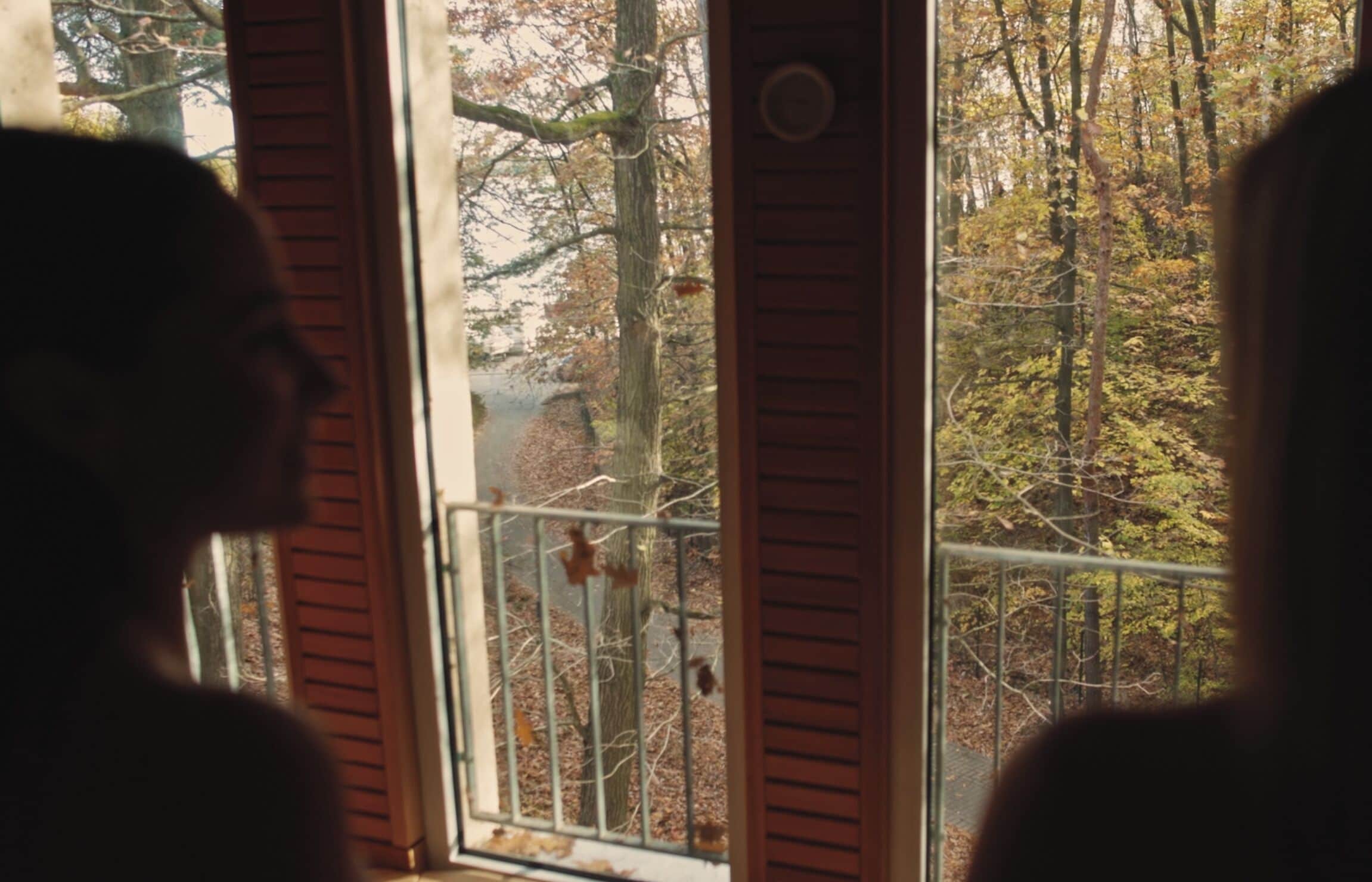 Una habitación con ventana que da a zona boscosa.