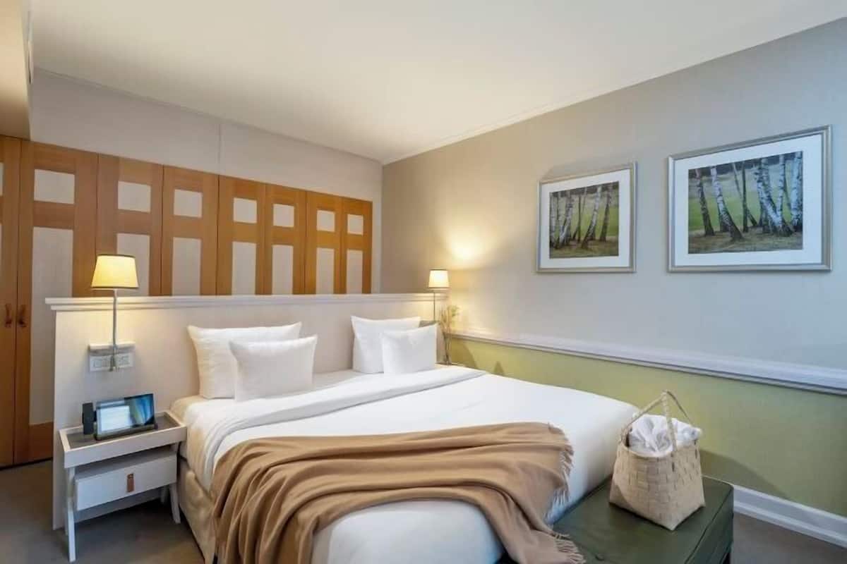 1 bedroom, hypo-allergenic bedding, in-room safe, desk