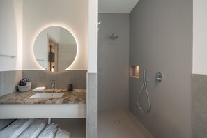 Een douche, een regendouche, een haardroger, een bidet