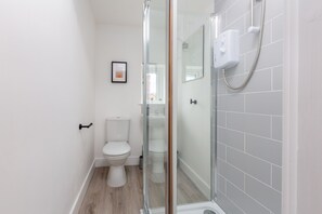 Shower, hair dryer, towels, soap - Smart Studio, Central Location, Sleeps 2 (Blackpool)