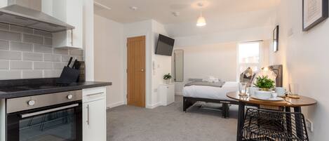 Skrivebord, strykejern/-brett, wi-fi (inkludert) og sengetøy