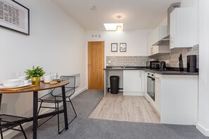 Fridge, microwave, oven, stovetop - Smart Studio, Central Location, Sleeps 2 (Blackpool)