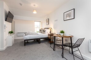 Desk, iron/ironing board, free WiFi, bed sheets - Smart Studio, Central Location, Sleeps 2 (Blackpool)