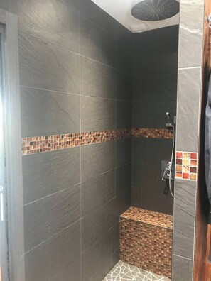 Een bad, een haardroger, handdoeken