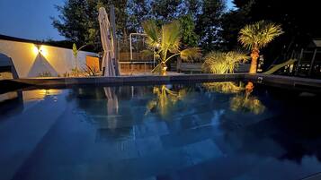 Een buitenzwembad en een verwarmd zwembad