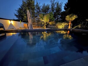 Een buitenzwembad en een verwarmd zwembad