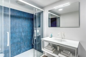 Dusche, Haartrockner, Handtücher