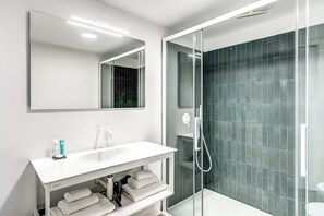 Een douche, een haardroger, handdoeken