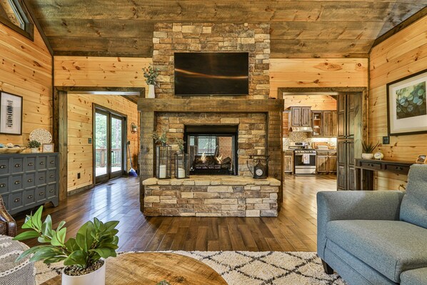 TV, fireplace, video games - Highlands Retreat the Perfect Cabin for your relating experience (Mineral Bluff)