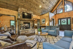 TV, fireplace, video games - Highlands Retreat the Perfect Cabin for your relating experience (Mineral Bluff)