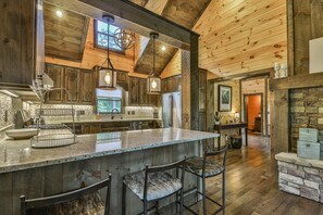 Fridge, microwave, oven, stovetop - Highlands Retreat the Perfect Cabin for your relating experience (Mineral Bluff)