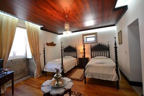 11 chambres, coffres-forts dans les chambres, lit parapluie