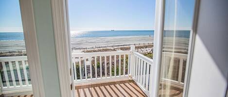 House, 4 Bedrooms | Balcony