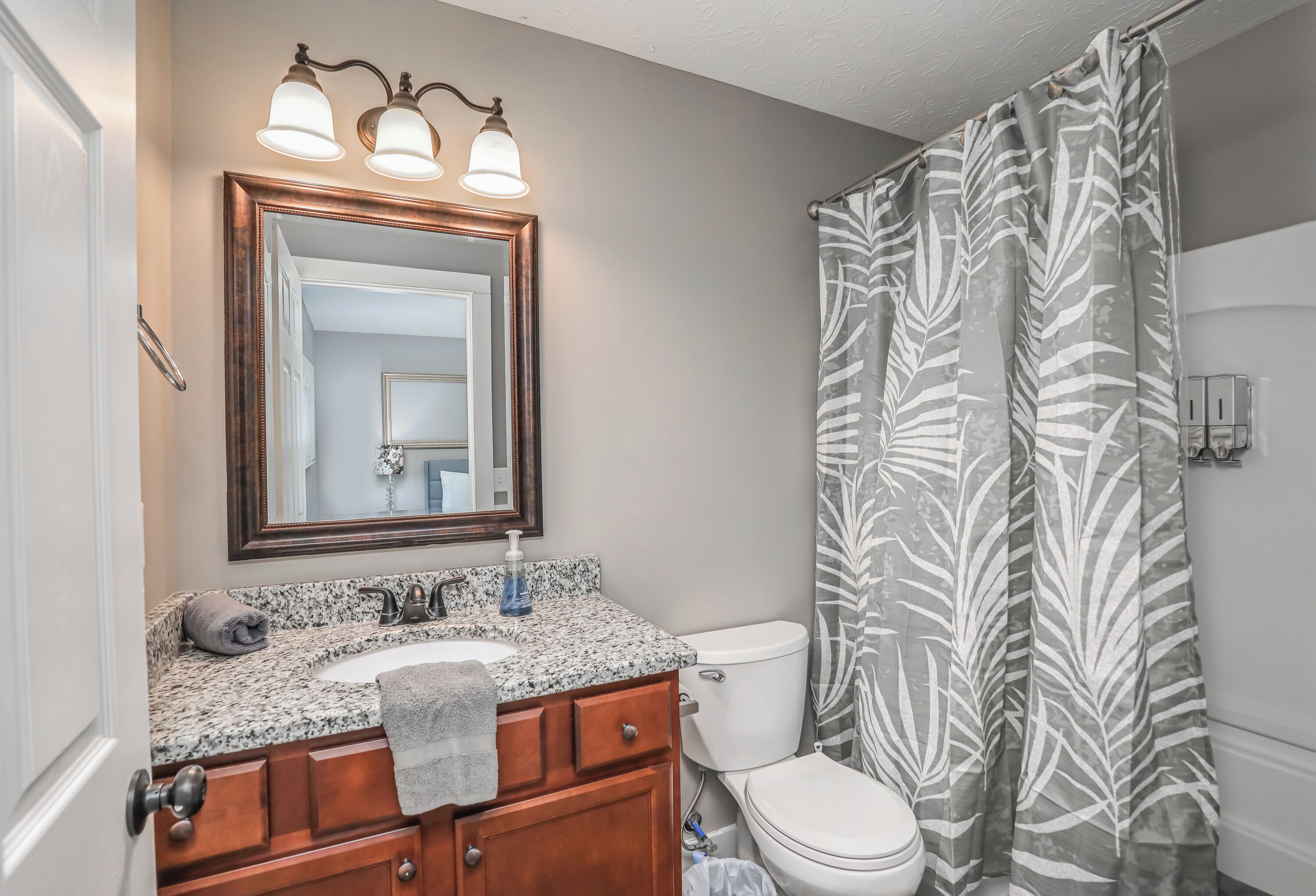 Ensemble douche/baignoire, sèche-cheveux, serviettes fournies, savon